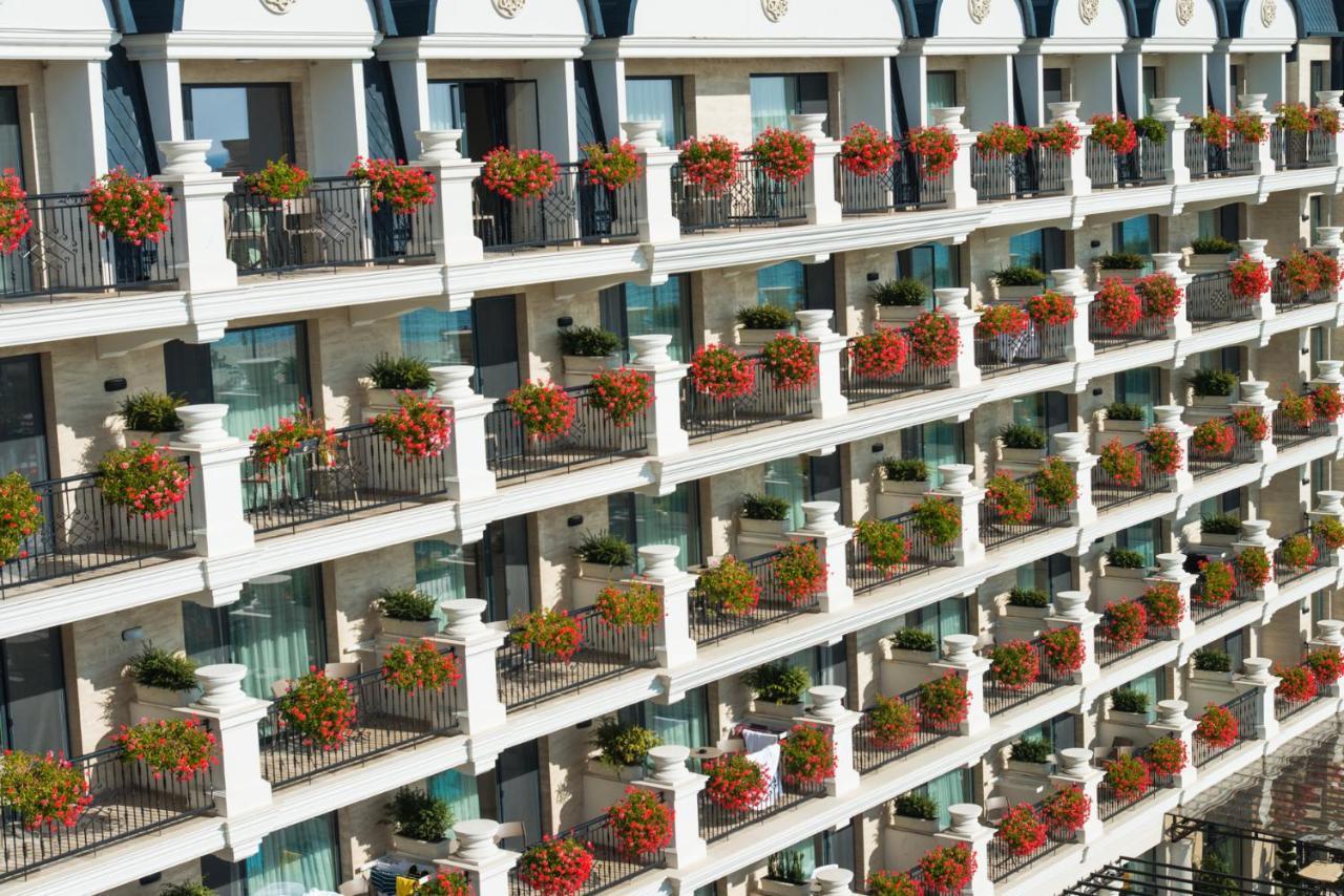 Casa Di Fiore Spa And Medical Hotel, Mineral Pools & Private Beach Kranevo Exterior photo Balconies of the hotel